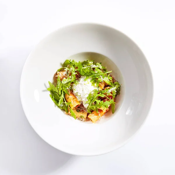 トマトソースとストラッチャテッラチーズトップビューのリガトーニ — ストック写真