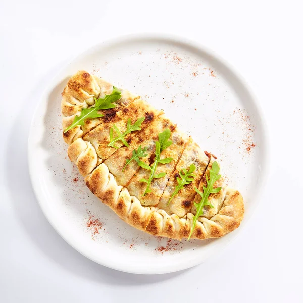 Delicioso quesadilla com presunto e tomate vista superior — Fotografia de Stock