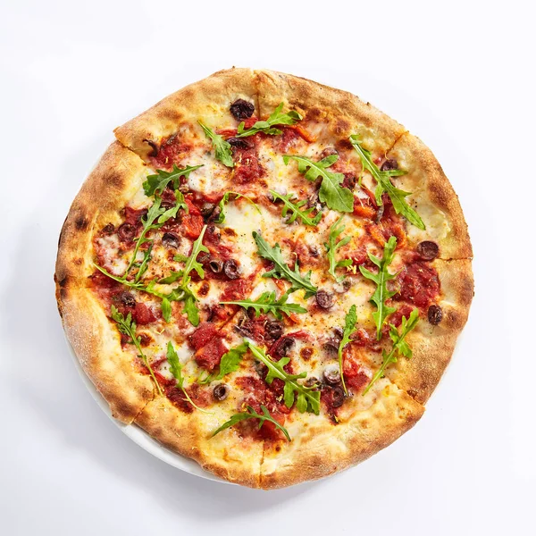 披萨与金枪鱼，卡拉马塔橄榄和甜椒顶视图 — 图库照片