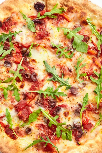 披萨与金枪鱼，卡拉马塔橄榄和甜椒顶视图 — 图库照片