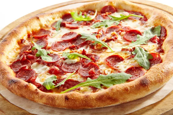 Pepperoni lub Diabola Pizza z salami, papryka chili na białym tle — Zdjęcie stockowe