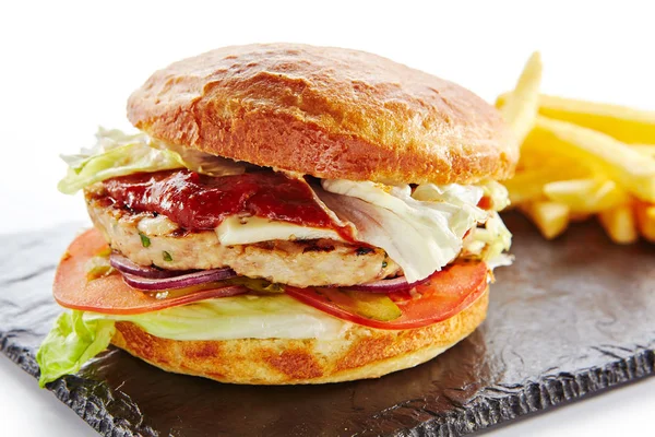 Burger Poulet Frais Aux Oignons Sauce Tomate Concombre Mariné Laitue — Photo