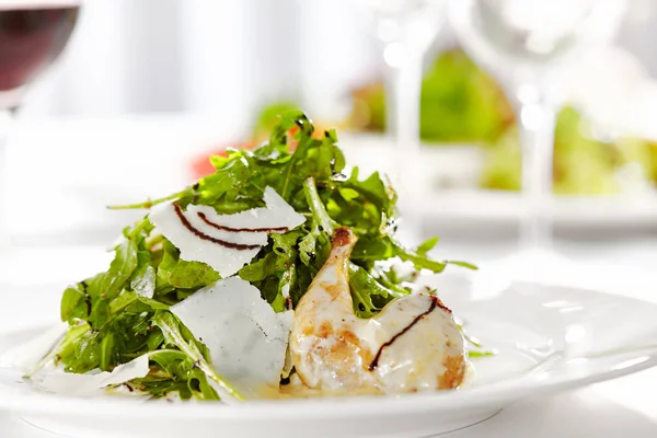 グルメ レストラン おいしいディナーフード ウズラの翼とパルメザンチーズのサラダのクローズアップ — ストック写真