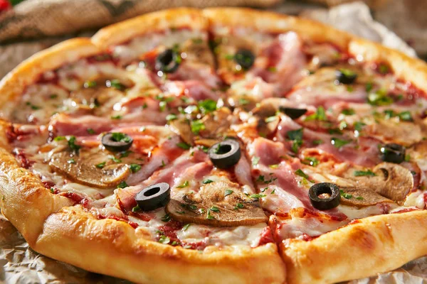 レストラン メニュー ベーコンとキノコのおいしい新鮮なピザ ピザ食材の素朴な木製テーブルの上 — ストック写真