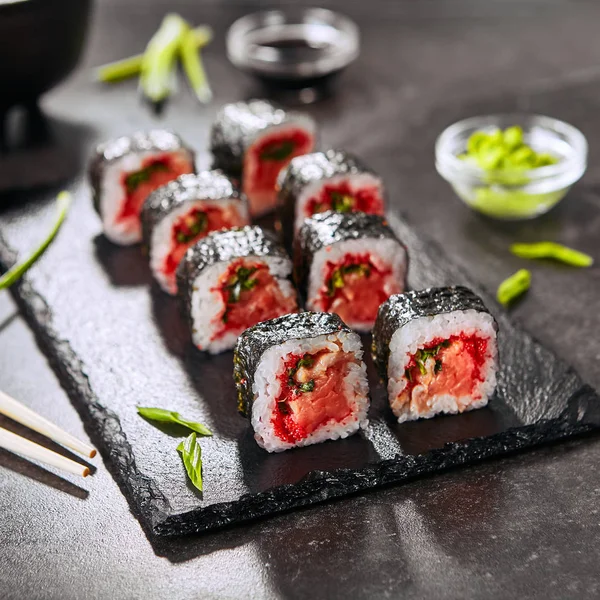 Fotografie Macro Rulouri Sushi Somon Afumat Ceapă Verde Caviar Roșu — Fotografie, imagine de stoc