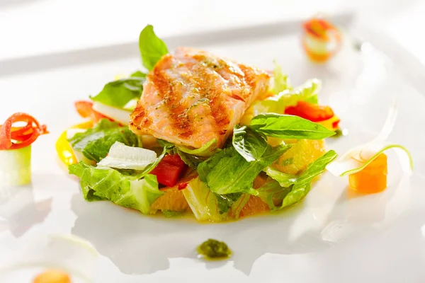 Warmer Salat Mit Gegrilltem Lachs Und Gemüse — Stockfoto