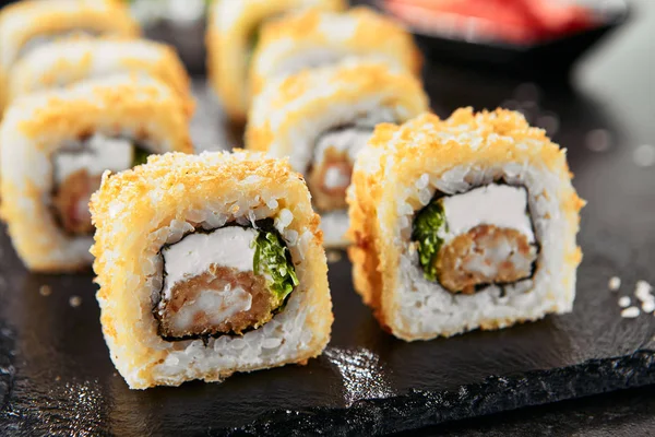 Macro Shot Ebi Tempura Calda Croccante Maki Sushi Con Crema — Foto Stock