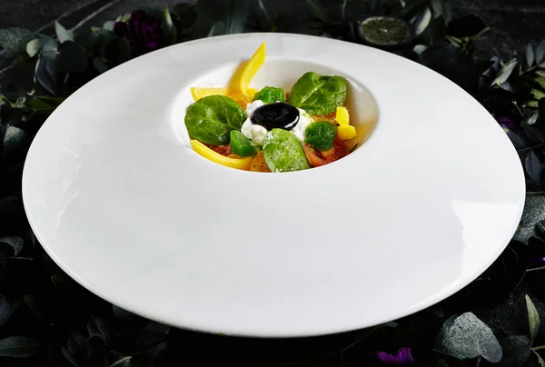 Stracciatella di Bufala z marynowane w oliwy z oliwek pomidory — Zdjęcie stockowe