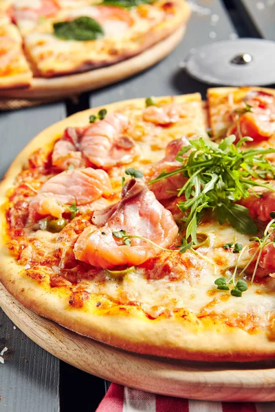 Pizza med lax och ruccolasallad — Stockfoto
