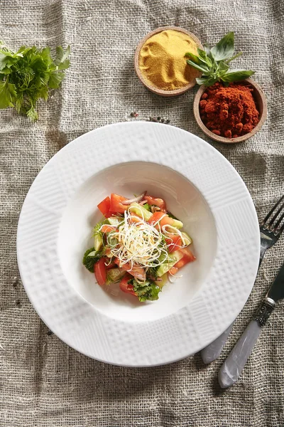 Weißer Restaurantteller mit vegetarischem Gemüsesalat mit Streifen — Stockfoto