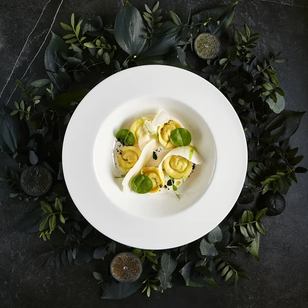 Boulettes de crabe maison avec sauce à la crème sure et truffe noire — Photo