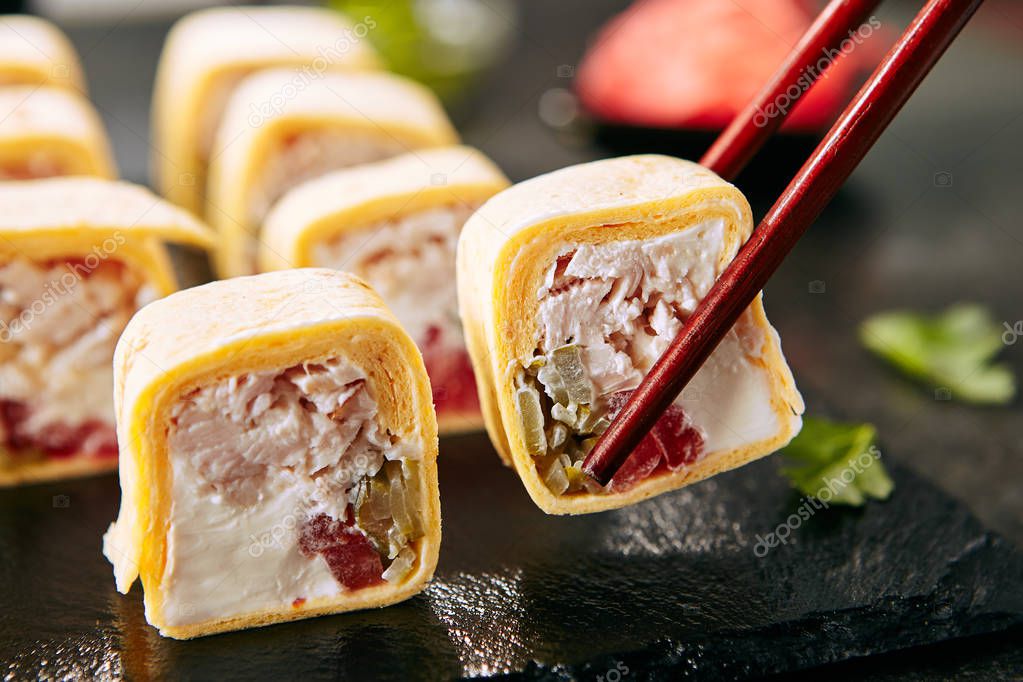 Burrito de pollo con filete ahumado, queso crema, tomate, pepinos en