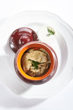 Bir kil Seramik Tencerede Geleneksel Lehçe Köfte