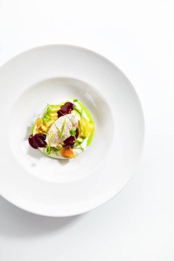 Trüf ve Yengeç ile Nefis Hizmet Avokado Salatası