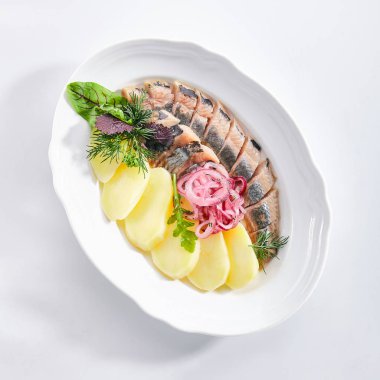 Soğan ve Patates İzole ile Çiğ Tuzlu Soused Ringa Balığı