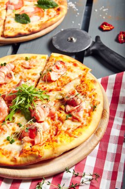 Somon ve roket salata pizza