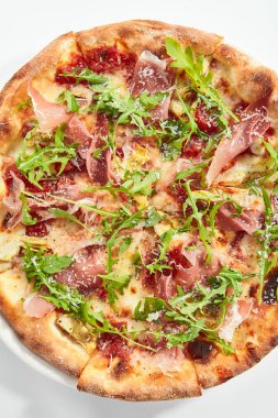 Lezzetli parma jambon ve enginar pizza üst görünümü
