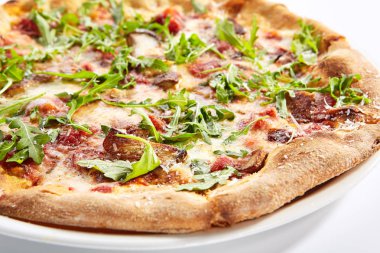 Porcini mantar ve trüf yağı üst görünümü ile Pizza
