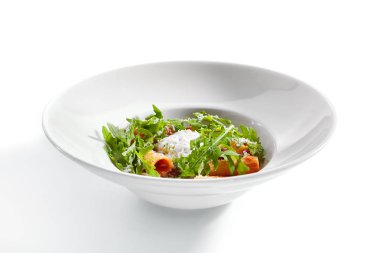 Rigatoni domates sosu ve stracciatella peyniri