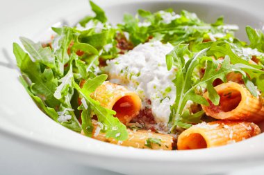 Rigatoni domates sosu ve stracciatella peyniri