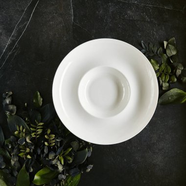 Doğal dar üzerinde zarif servis beyaz Restoran plaka şablonu