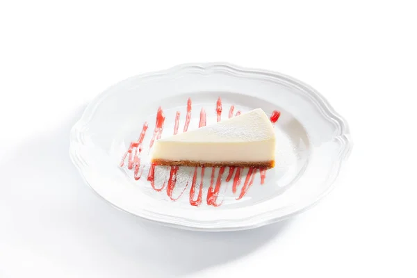Классический нью-йоркский чизкейк на белой тарелке — стоковое фото