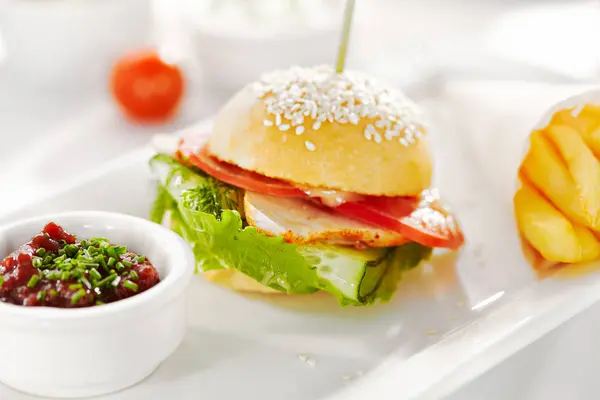Gourmet Restaurant Deilig Middag Tett Inntil Sandwich Med Røykt Kjøtt – stockfoto