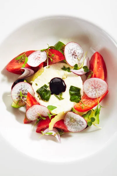 Insalata di verdure fresche e ricotta con erbe aromatiche — Foto Stock