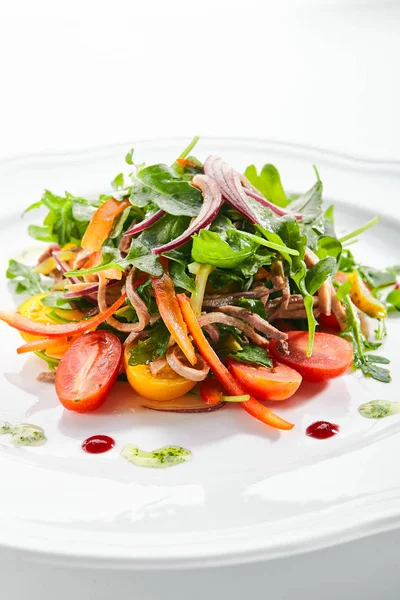 Labužnický salát s nakrájeným hovězím masem, zeleninou a pestem — Stock fotografie