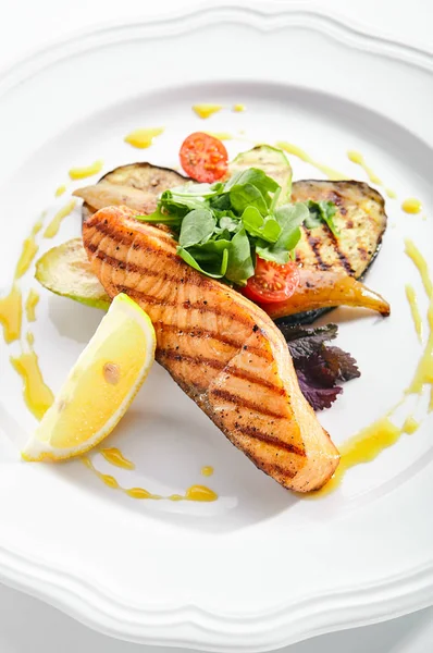 Gegrilltes Lachssteak oder rotes Fischfilet BBQ isoliert auf weißem — Stockfoto