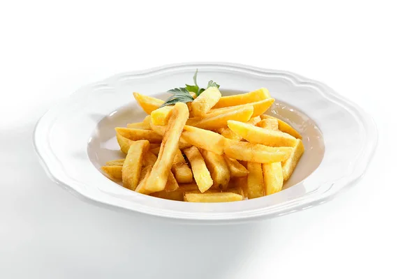 Макрошот картошки фри или картошки фри на белой тарелке ресторана — стоковое фото