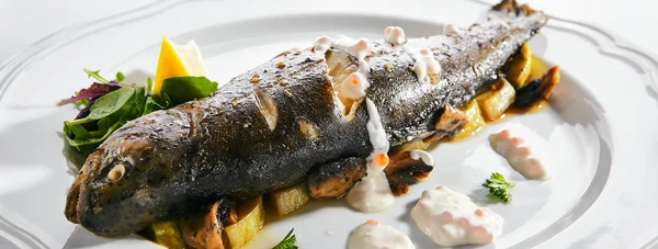 Rainbow Trout on a Vegetable Pillow with Creamy Caviar Sauce — Stock Photo, Image