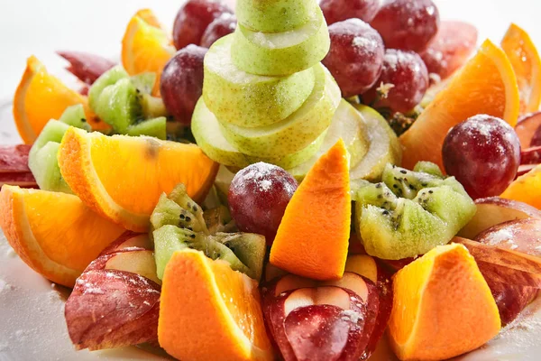 Fruit Plate with Orange Wedges, Apple, Grapes, Kiwi and Pear — Stock Photo, Image