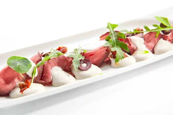 Rindfleisch vitello tonnato Platte Nahaufnahme — Stockfoto