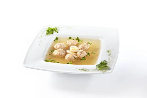 Sopa de frango com almôndegas decoradas com ovo de codorna cozido — Fotografia de Stock