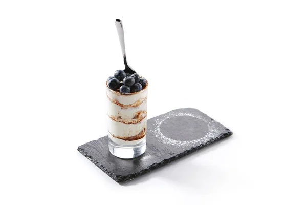 Sobremesa Tiramisu italiana em vidro alto com mirtilos isolados — Fotografia de Stock