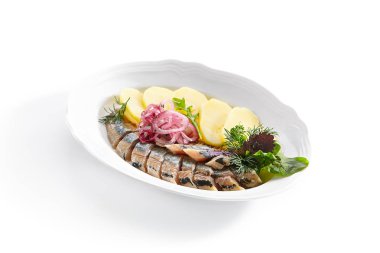 Soğan ve Patates İzole ile Çiğ Tuzlu Soused Ringa Balığı