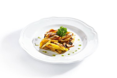 Bir Restoran Tabağı İzole Mantar ile Kızarmış Patates