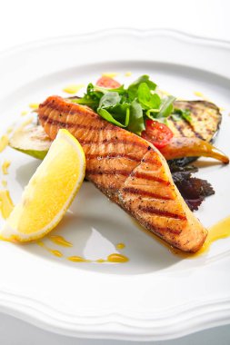 Izgara Somon Biftek veya Kırmızı Balık Fileto Barbekü Beyaz İzole