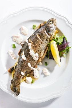 Kremsi Havyar Soslu Sebze Yastığında Gökkuşağı Alabalığı