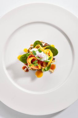 Mozzarella kremave kurutulmuş domates ile nefis hizmet avokado