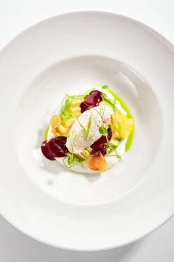 Trüf ve yengeç ile avokado salatası