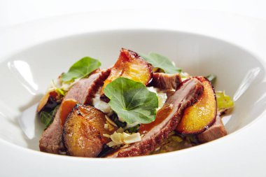 Kavrulmuş Ördek Göğsü, Fırında Armut ve Strachatella ile Salata