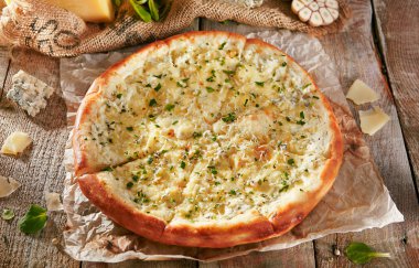 Pizza restoran menü - lezzetli taze Pizza 4 peynir. Pizza malzemelerle rustik ahşap masa üzerinde