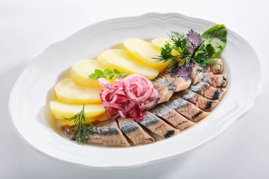 Soğan ve Patates İzole ile Çiğ Tuzlu Soused Ringa Balığı