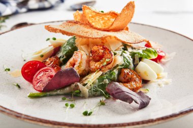 Sezar salatası güzel hizmet beyaz restoran tabağı