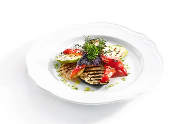 White Restaurant Plate of Grilled Vegetables and Fresh Greens Is — Stock Photo, Image