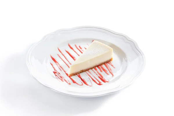 Klassiska New York cheesecake på vit plåt närbild — Stockfoto