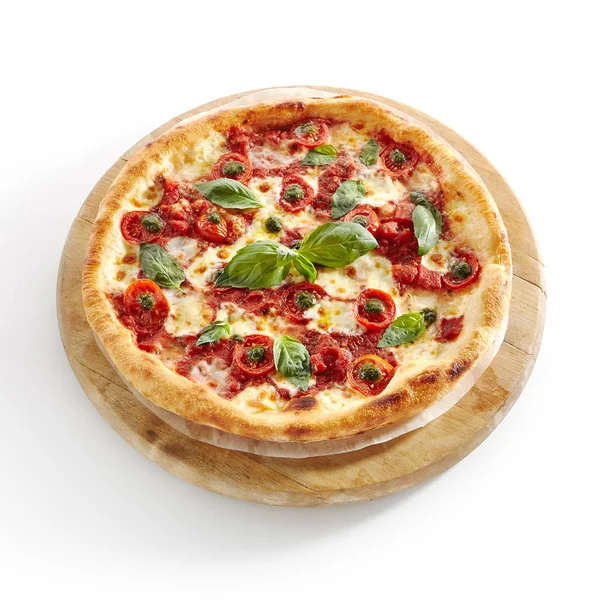 체리 토마토를 곁들인 피자 마가리타 또는 마게리타 — 스톡 사진