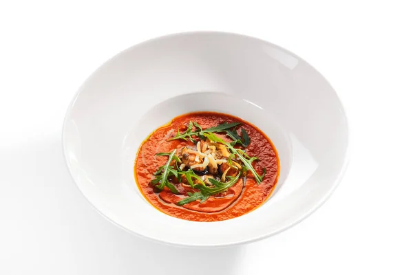 Pikantní rajčatová polévka se smaženými mušlemi a chilli paprikou — Stock fotografie